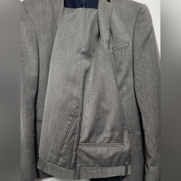 Men's Grey suit - Picture 2 of 10